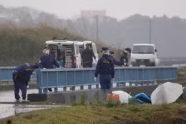 L’ambassadeur japonais au Vietnam rend visite à la famille de la petite Nhat Linh 