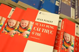 Livre : La construction du réel chez l'enfant de Jean Piaget en vietnamien