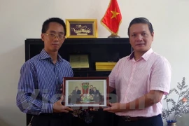 La VNA présente des photos d'amitié à l'ambassade vietnamienne en Algérie