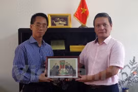 La VNA présente des photos d'amitié à l'ambassade vietnamienne en Algérie