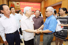 Le secrétaire général Nguyen Phu Trong rencontre l’électorat de Hanoi