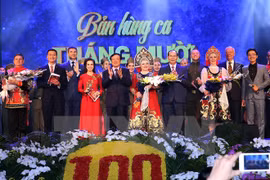 Le chef de l’Etat Tran Dai Quang assiste au spectacle "Epopée d’Octobre"