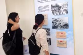 Exposition de la collection de décrets du Président Hô Chi Minh