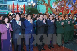 Rendre hommages aux morts lors de la bataille de Hanoi-Dien Bien Phu aérien