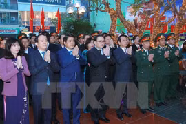 Rendre hommages aux morts lors de la bataille de Hanoi-Dien Bien Phu aérien