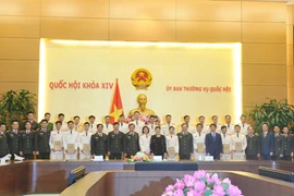 La présidente de l'AN Nguyen Thi Kim Ngan reçoit des jeunes policiers exemplaires