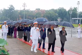 Des dirigeants du Parti et de l’Etat rendent hommage au Président Ho Chi Minh 