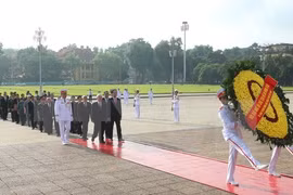 Des dirigeants du Parti et de l’Etat rendent hommage au Président Ho Chi Minh