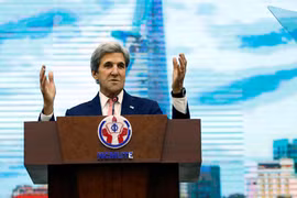 John Kerry rencontre des étudiants de Ho Chi Minh-Ville