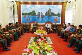 Des officiers cambodgiens visitent la province de Soc Trang