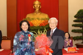 Le leader du PCV rencontre une délégation du programme «Gloire du Vietnam»