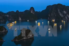 Le président israélien visite la baie de Ha Long 