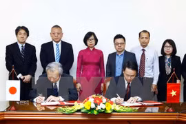 Le directeur général de VNA Nguyen Duc Loi et le président et rédacteur en chef, Masaki Fukuyamaont signé des protocoles d’accord de coopération dans la formation du personnel,