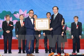 Remise du prix Hô Chi Minh à des scientifiques 