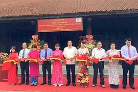 Tablettes en bois de l’école Phuc Giang exposées à Hanoi