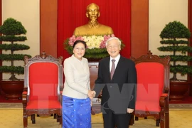 Le leader du PCV Nguyên Phu Trong reçoit la présidente de l’AN du Laos Pany Yathotou