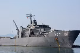 Un navire de la Marine singapourienne dans le port de Cam Ranh 