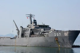 Un navire de la Marine singapourienne dans le port de Cam Ranh 