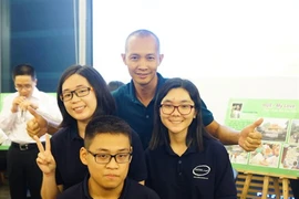 Trois Vietnamiens au 3e Festival international de la photographie pour les élèves au Japon