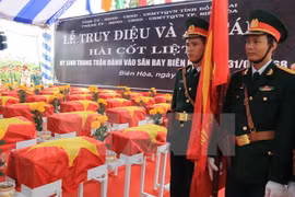 Cérémonie en mémoire des héros morts pour la Patrie dans l’offensive à l’aéroport de Bien Hoa
