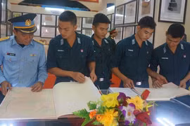 Exposition sur Hoàng Sa et Truong Sa dans le district insulaire de Bach Long Vi