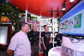Une bibliothèque de livres électroniques sur l'Oncle Hô à Hô Chi Minh-Ville