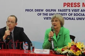 La présidente de Havard rencontre les étudiants de l'Université nationale de Ho Chi Minh-Ville