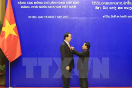 Remise de distinctions honorifiques du Laos à des dirigeants vietnamiens