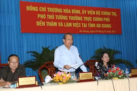 Le vice-Premier ministre Truong Hoa Binh en tournée de travail à An Giang
