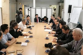 Le vice-président de l’AN Phung Quoc Hien rencontre des Vietnamiens résidant en France