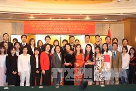 Dang Thi Ngoc Thinh rencontre des étudiants vietnamiens à Fukuoka