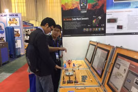 Ouverture des expositions de produits industriels et de bois à Hanoï et HCM-Ville