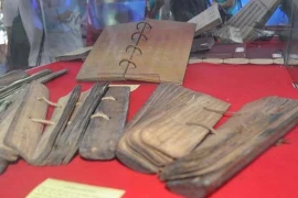De nombreux livres rares exposés à la Bibliothèque nationale du Vietnam