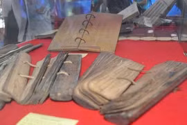 De nombreux livres rares exposés à la Bibliothèque nationale du Vietnam