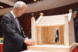 La porte du village de Mong Phu offerte au musée de Hanoï