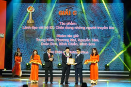 Remise du prix journalistique sur l’édification du Parti