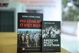 Collecte de souvenirs et de documents d'anciens combattants vietnamiens et américains