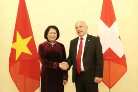 La vice-présidente Dang Thi Ngoc Thinh rencontre le président suisse