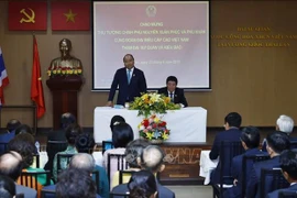 Le PM Nguyen Xuan Phuc rencontre des résidents vietnamiens en Thaïlande