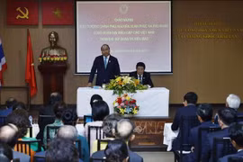 Le PM Nguyen Xuan Phuc rencontre des résidents vietnamiens en Thaïlande