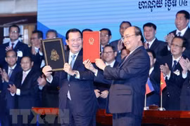 Cérémonie de réception de la carte topographique de la frontière Vietnam-Cambodge
