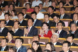 La présidente de l’AN assiste à une performance artistique honorant les relations Vietnam-Chine