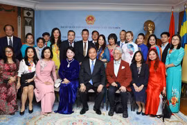 Le PM Nguyen Xuan Phuc rencontre des représentants de la communauté vietnamienne en Suède