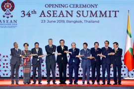 Le PM Nguyen Xuan Phuc assiste à la cérémonie d'ouverture du 34e Sommet de l'ASEAN