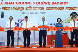 Le Premier ministre assiste à l'inauguration de 5 lignes aériennes à Can Tho