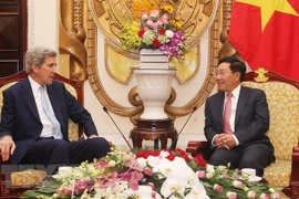  De hauts responsables accueillent l'ancienne secrétaire d'État américaine à Hanoi