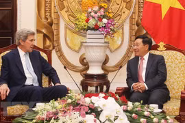  De hauts responsables accueillent l'ancienne secrétaire d'État américaine à Hanoi