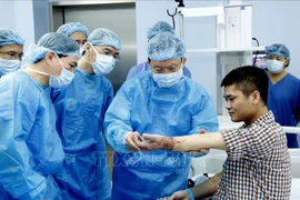 Le Vietnam réalise avec succès la première greffe de membre offert par un donneur vivant au monde