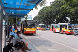 Hanoi délivre 330 000 cartes de bus gratuites