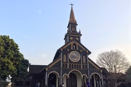 La cathédrale en bois de Kon Tum, harmonie architecturale roman-bahnar